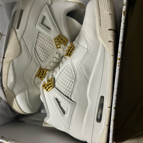 Jordan Air 4 Retro in Sail and Metallic Gold - Picture 2 of 4